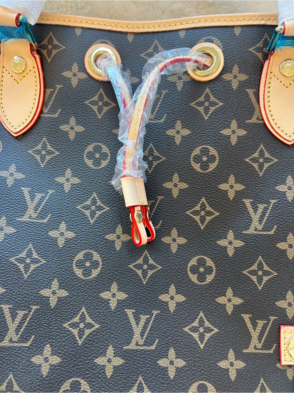 Louis Vuitton - Picture 3 of 9